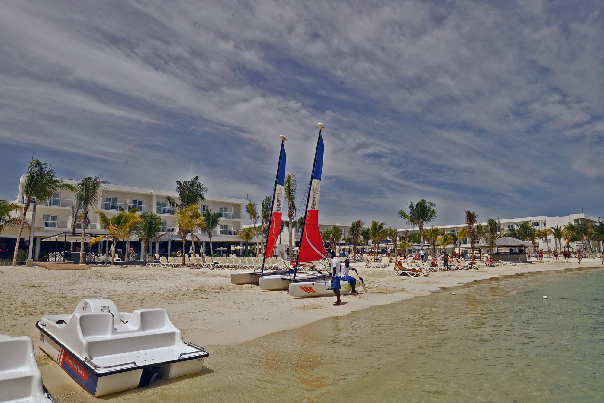 Día soleado en la playa del Hotel RIU Reggae en Montego Bay de Jamaica