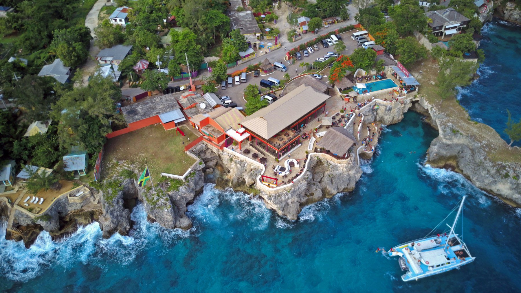 Vista aérea de dron del Rick's Café de Jamaica