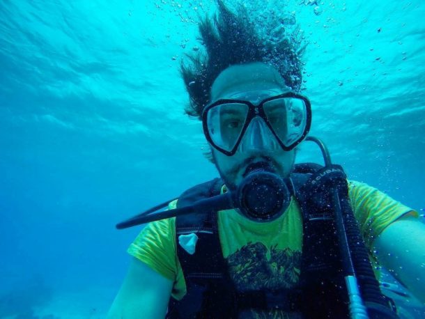Iosu López de Mochileros TV en Jamaica con scuba Caribe en una inmersión y buceo