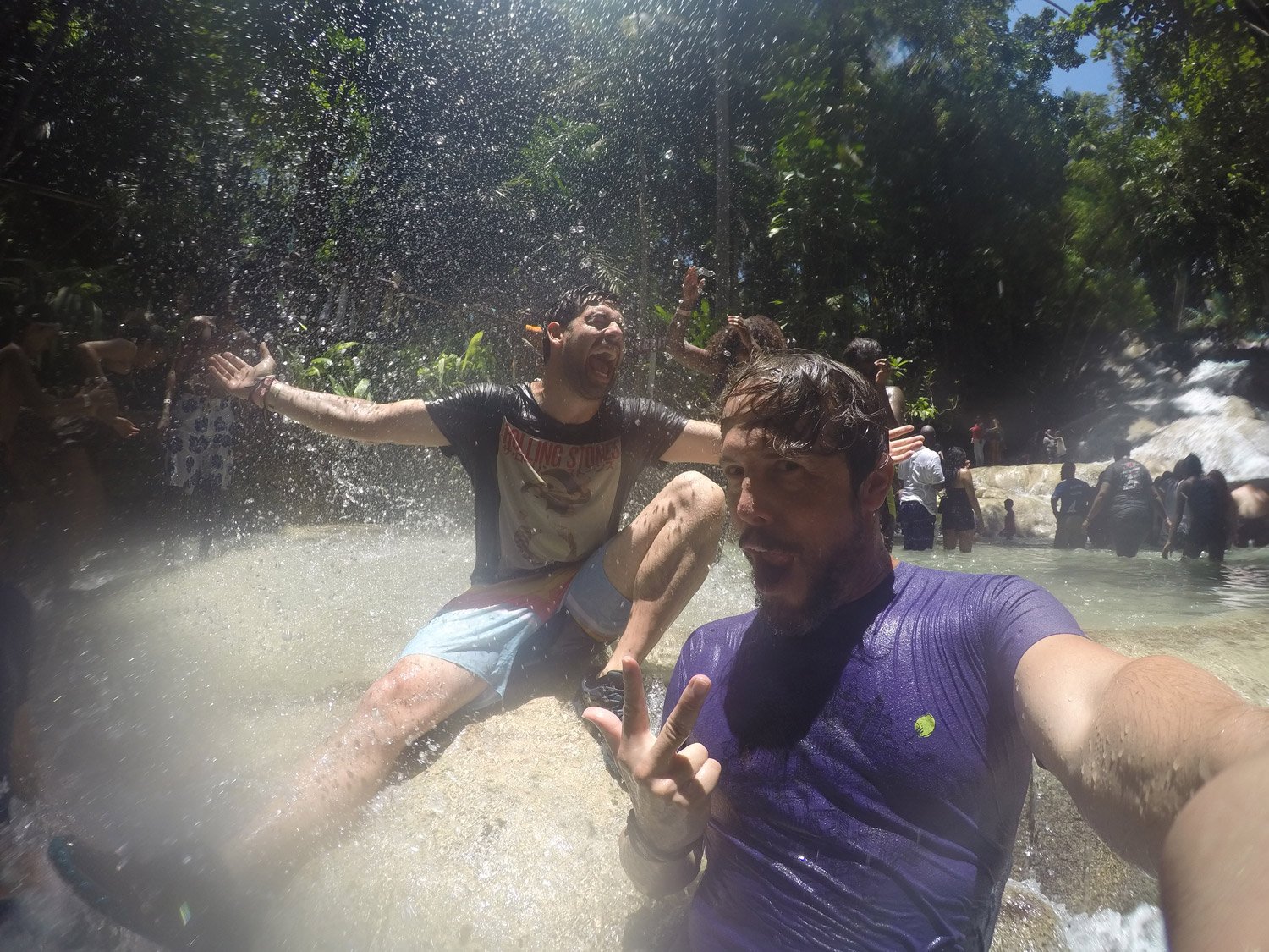 Iosu y Alberto de Mochileros TV disfrutando de la experiencia de las cascadas del río Dunns en Jamaica