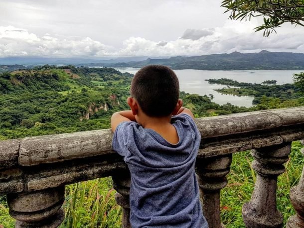 vistas del lago suchitlán desde la posada Suchitlán, uno de los miradores que están entre los lugares de interés en El Salvador