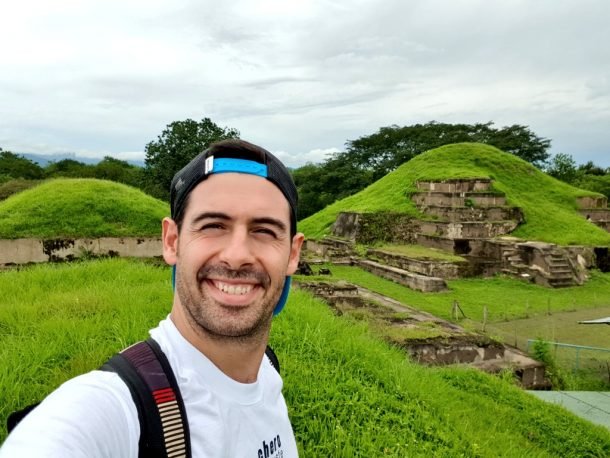 Alberto con la Pirámide maya de San Andrés que no puede faltar entre los lugares de interés en El Salvador