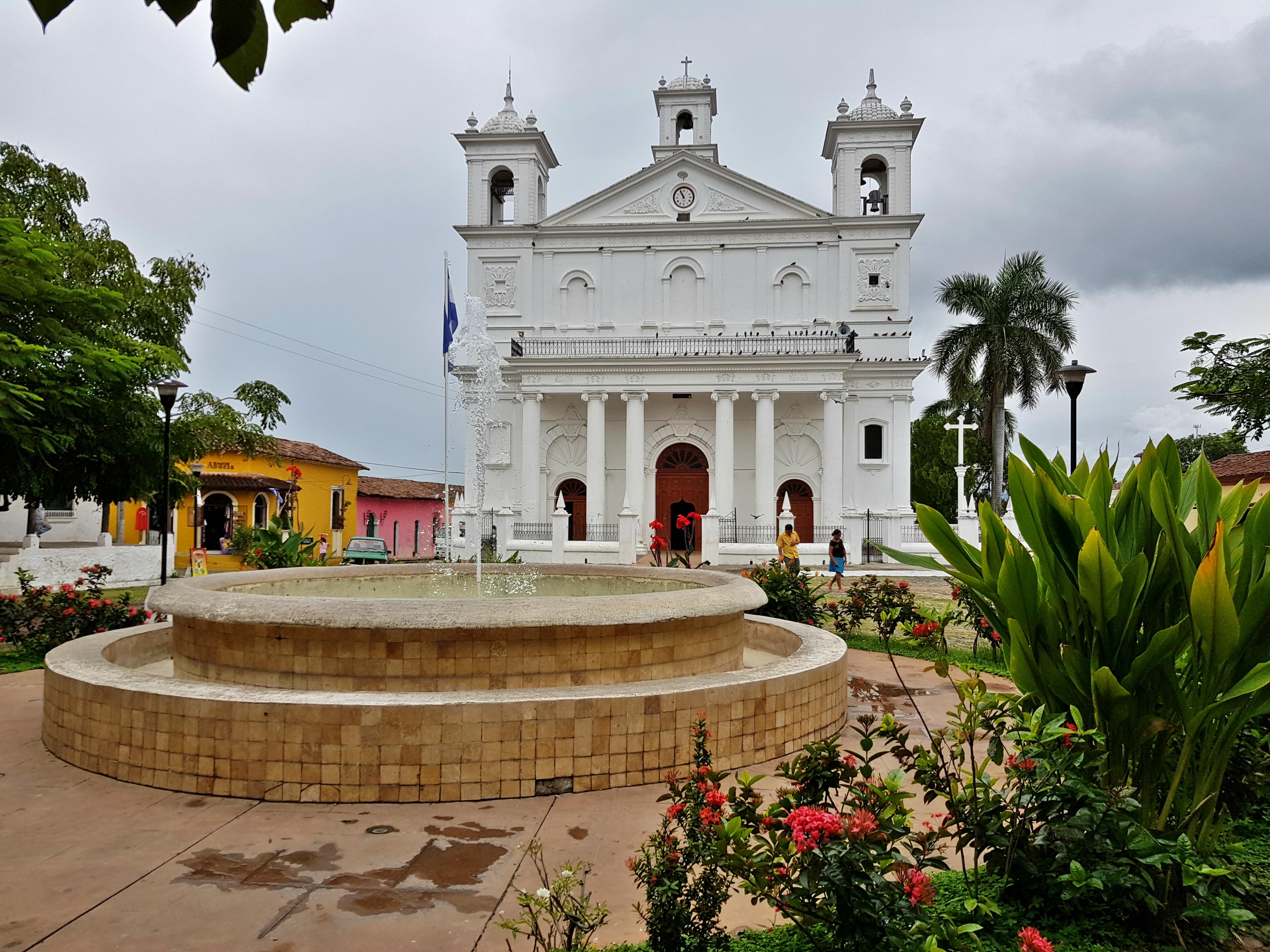 Iglesia de Santa Lucía en la plaza central de Suchitoto