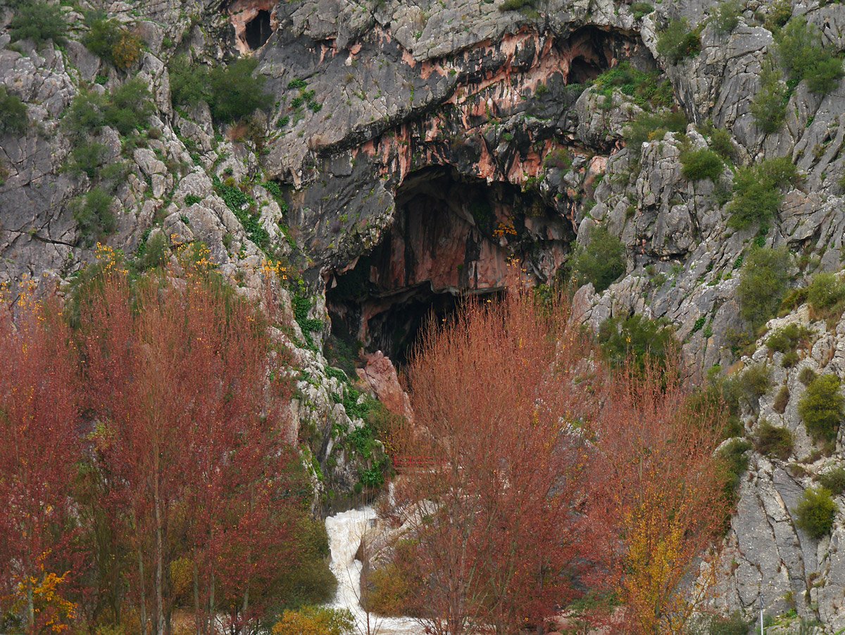 Cueva del Gato en la Gran Senda de Málaga