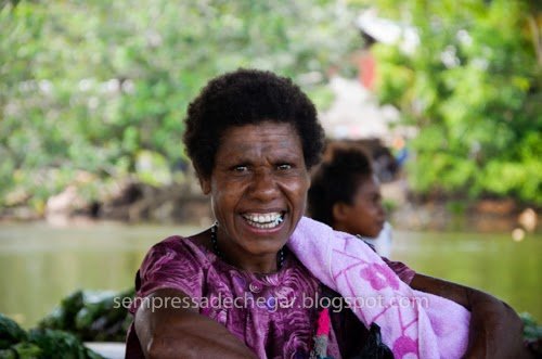 Señora de Papua Nueva Guinea en la vuelta al mundo sin aviones de Luis Portela