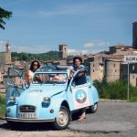 mujeres en un Citroen 2cv