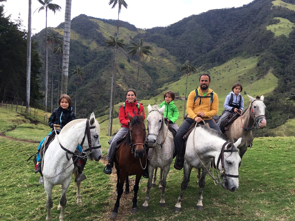 El Vuelo de Apis, un gran viaje en familia por Sudamérica. Familia a caballo en el Valle de Cocora en Colombia