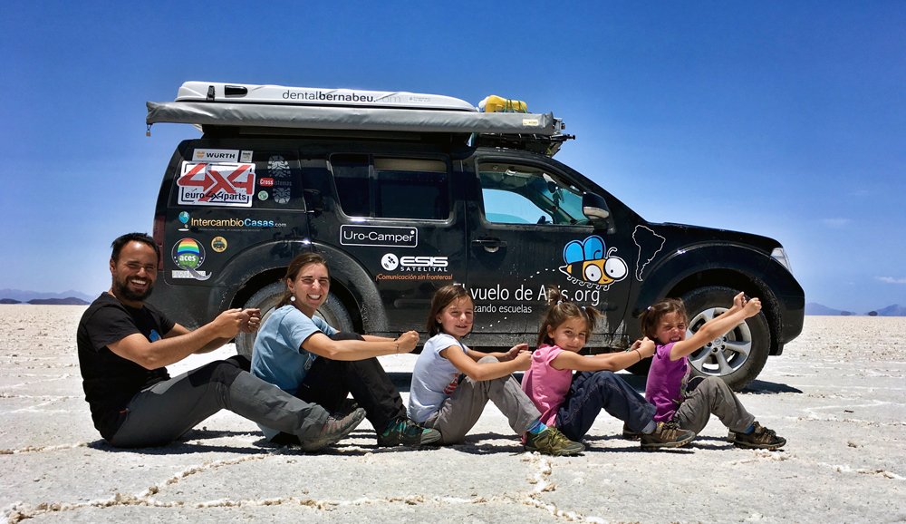 El Vuelo de Apis, un gran viaje en familia por Sudamérica. Sentados en el Salar de Uyuni en Bolivia