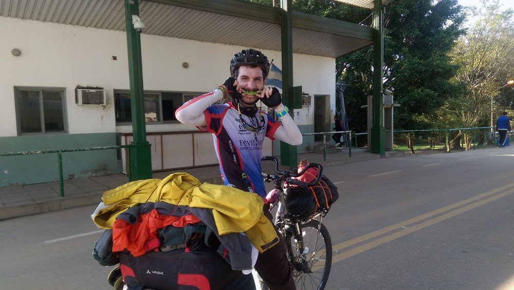 Juan Dual subido a su bicicleta y fiel compañera tras viajar en bici por Latinoamérica 7000 kilómetros
