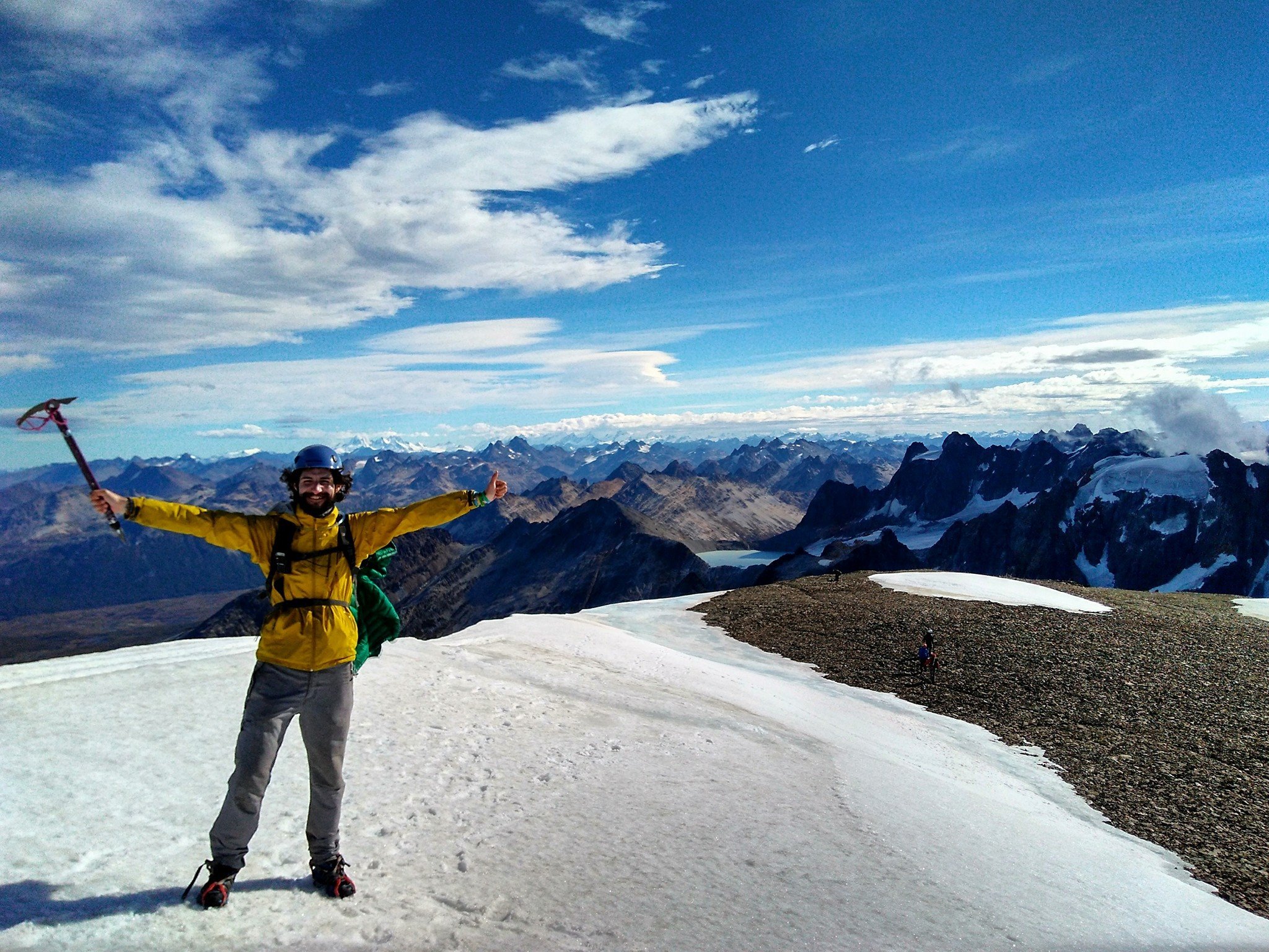 Juan Dual coronando una cima de montaña