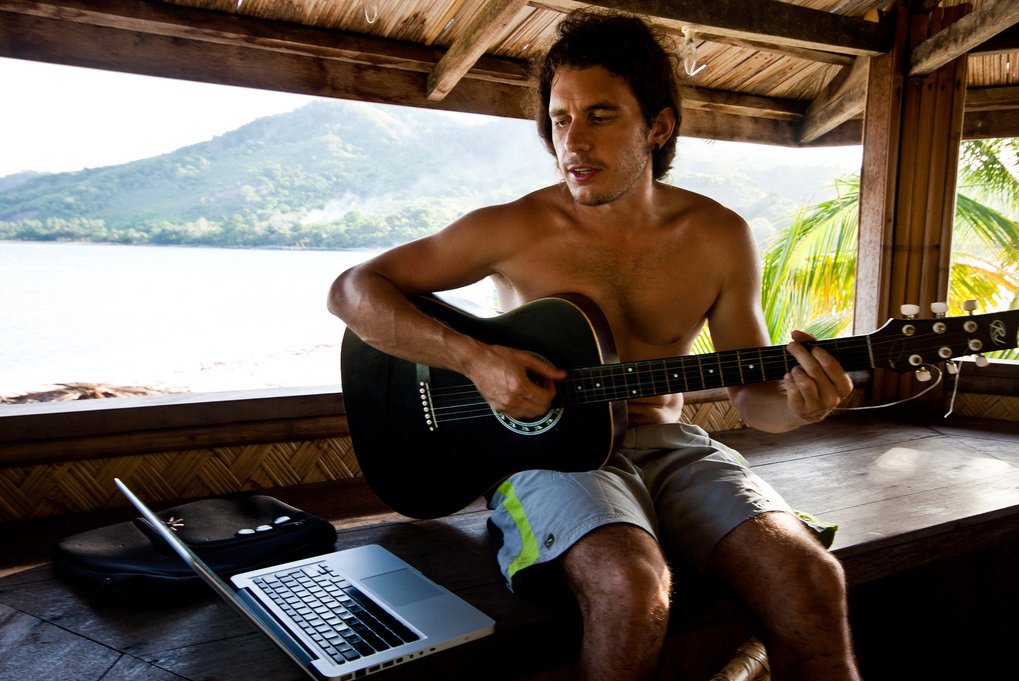 Sergio Gago, nómada digital con su portátil y guitarra