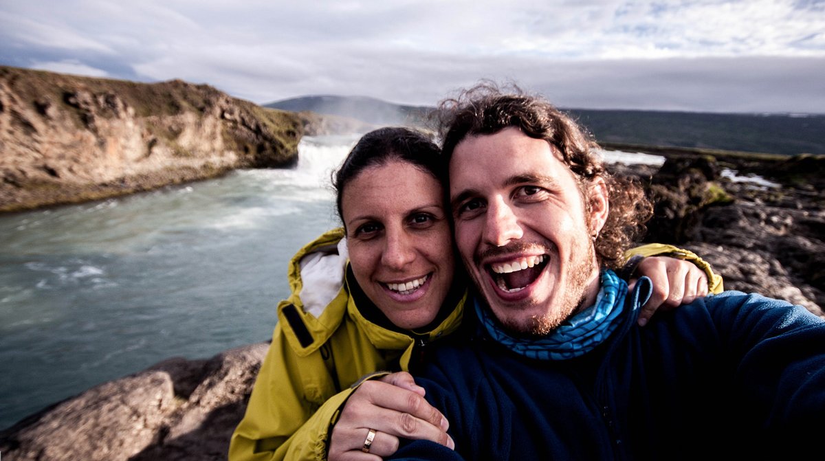 Sergio Gago, nómada digital, con su pareja en Islandia
