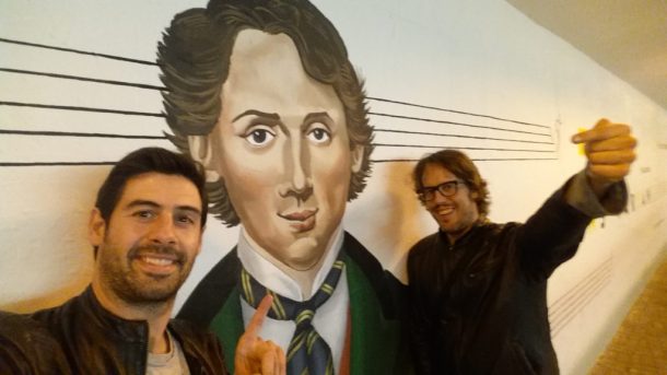 Selfie con Chopin de Alberto e Iosu de MochilerosTV