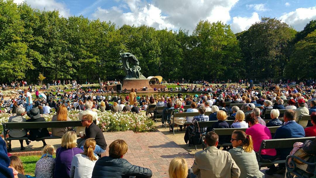 Parque Ladzienki en Varsovia con la estatua de Chopin