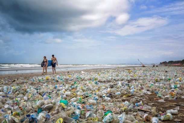 Plásticos en playa de Bali