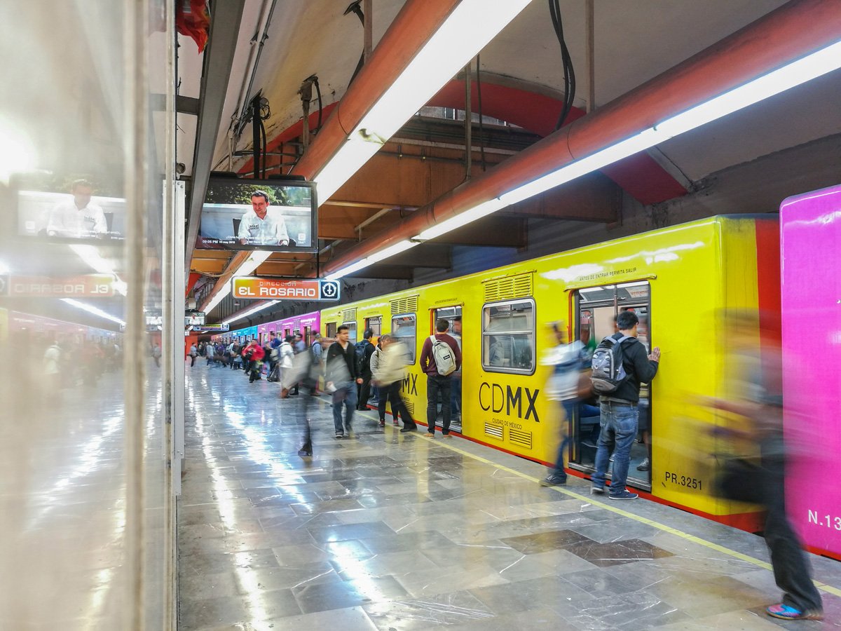cómo llegar del aeropuerto de Ciudad de México al centro en un vagón de metro de Ciudad de México