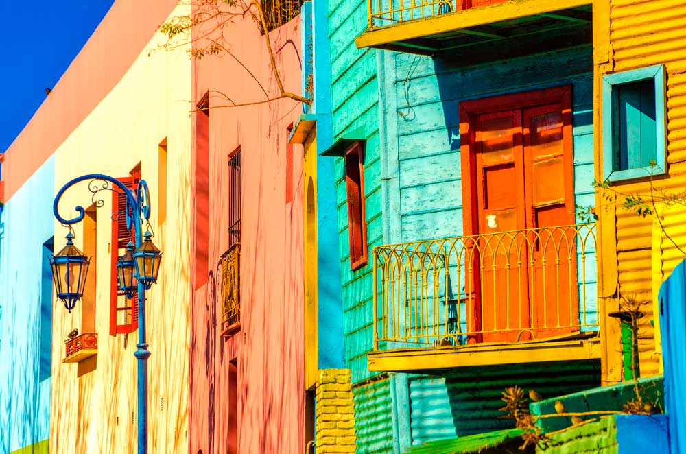 Caminito, es un museo al aire libre, una calle de adoquines y colores en Buenos Aires