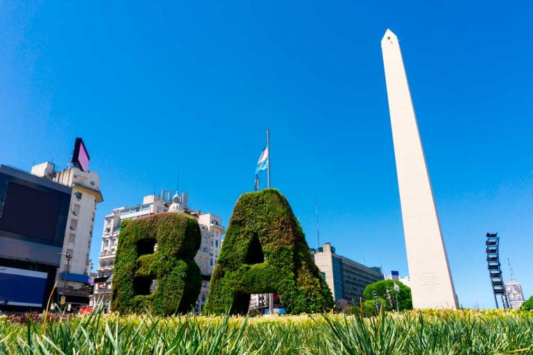 Obelisco en el centro de la ciudad de Buenos Aires