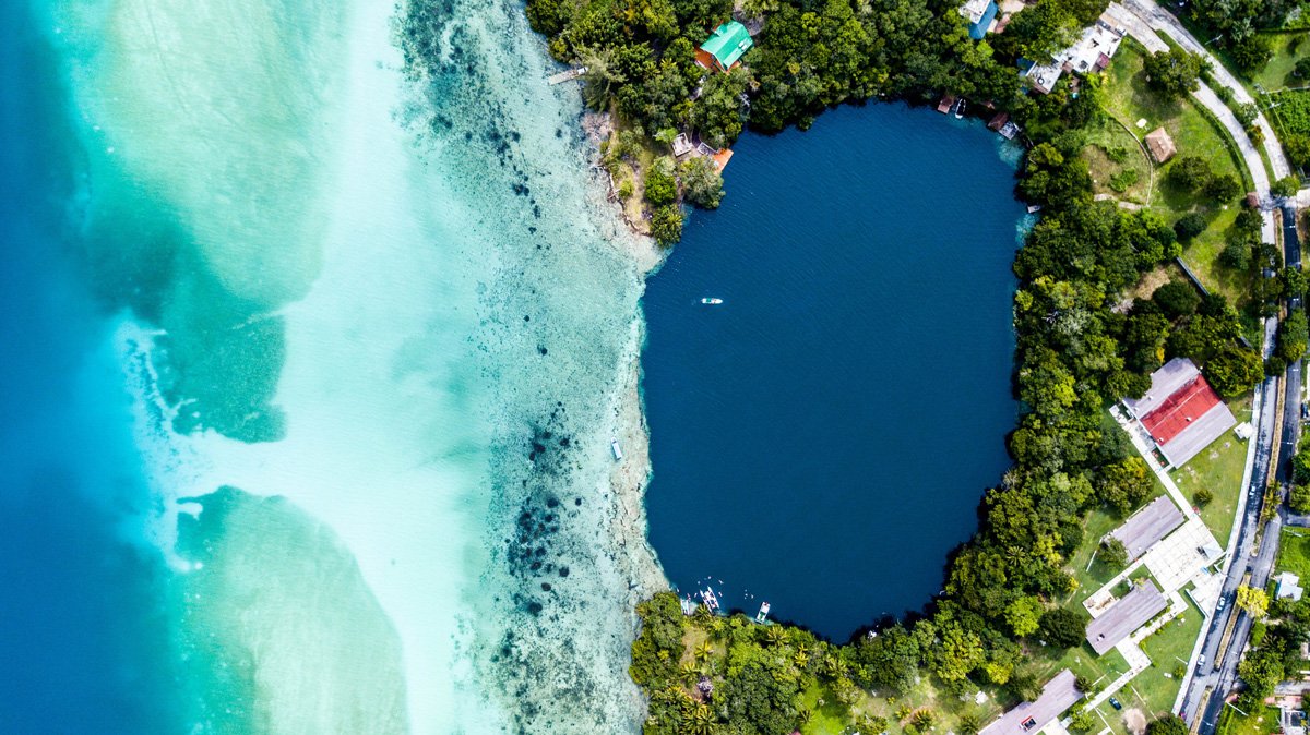 Laguna de los Siete Colores o Laguna Bacalar, una de las mejores excursiones en Riviera Maya