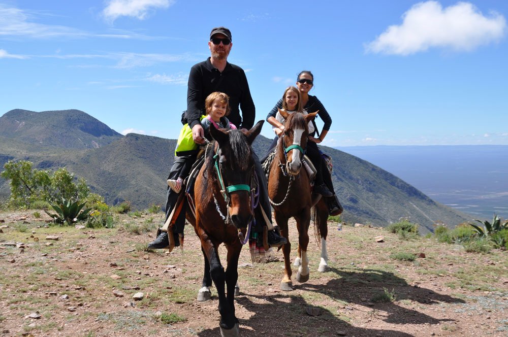Bram, Cristina, Gabi y Julia a caballo en su viaje en autocaravana en familia