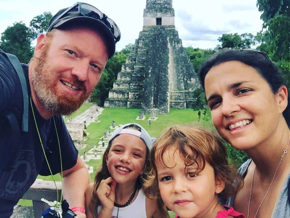Bram, Cristina, Gabi y Julia en Tikal en su viaje en autocaravana en familia
