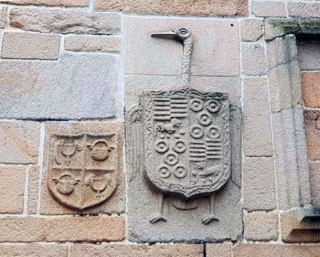 Escudo blasón de la casa pirata de Benito Soto en Pontevedra