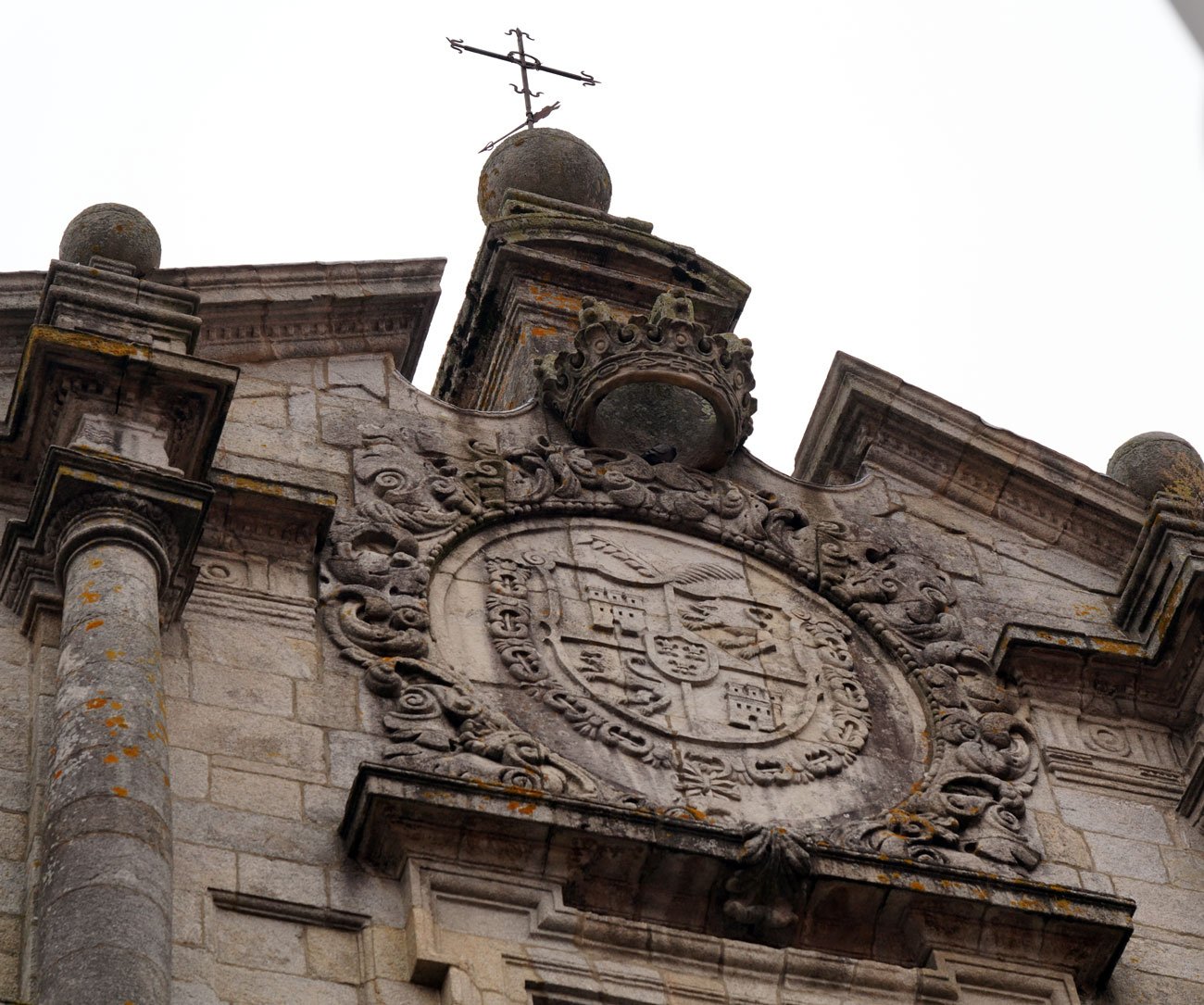 Detalle del escudo de la fachada de San Bartolomé