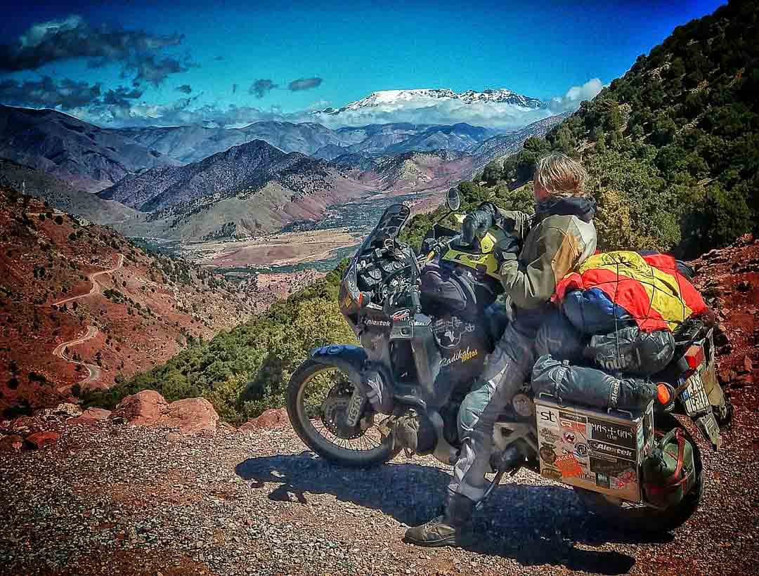 Xuankar con su moto Honda Africa en su vuelta al mundo en moto en solitario