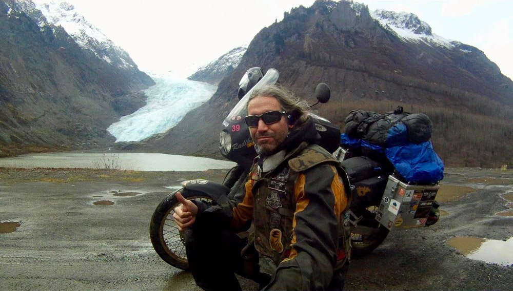 Xuankar se detiene frente a un glaciar en su vuelta al mundo en moto en solitario