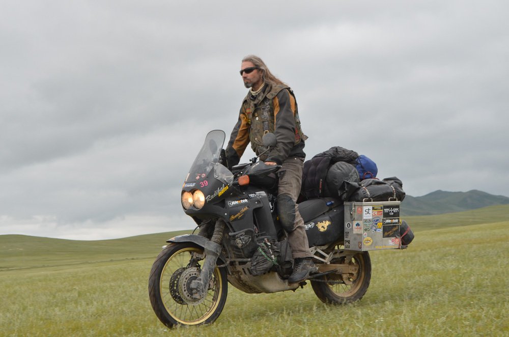 Xuankar García a lomos de su Honda Africa en la vuelta al mundo en moto en solitario