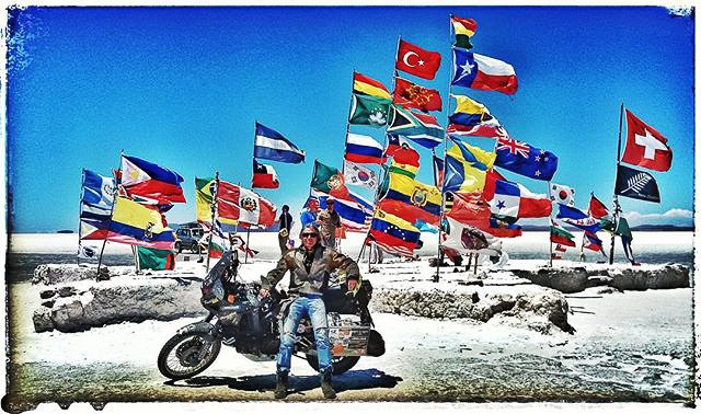 Xuankar García en el salar de Uyuni en su vuelta al mundo en moto en solitario