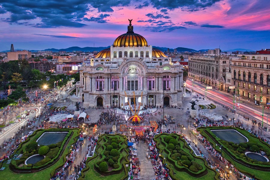 cosas gratis que hacer en Ciudad de México, ver el Palacio de Bellas Artes de Ciudad de México por la noche iluminado