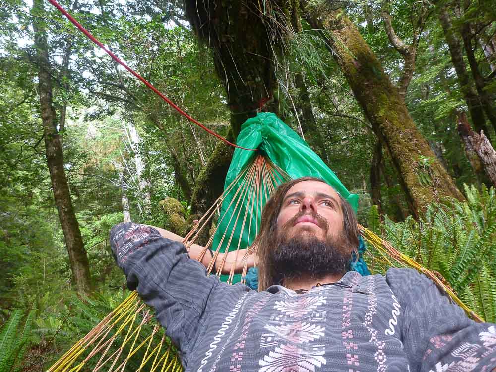 Daniel Satué tumbado en su hamaca en la selva en su vuelta al mundo de mochilero