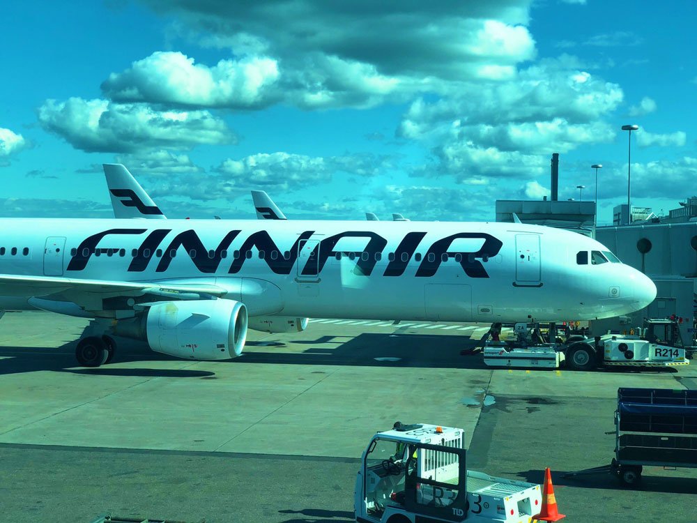 Avión de Finnair en el finger del aeropuerto Vantaa de Helsinki