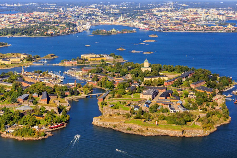 Vista aérea de la isla de Suomenlinna, una de los lugares que ver en Helsinki