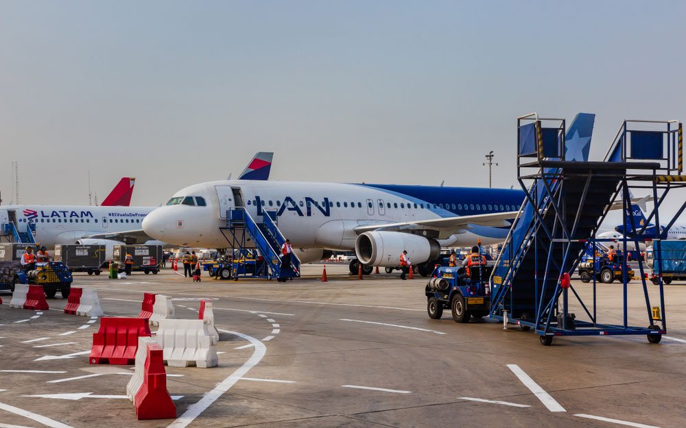 Aviones de las aerolíneas LAN y LATAM en el aeropuerto Internacional Jorge Chávez de Lima