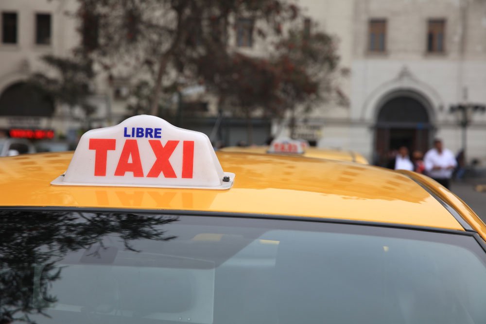 Taxi de Lima en la parada esperando nuevos clientes, como llegar del aeropuerto de Lima al centro