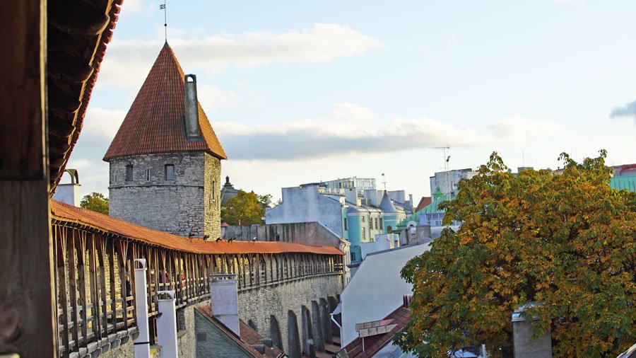 Murallas medievales de Tallin y la Torre Hellemann