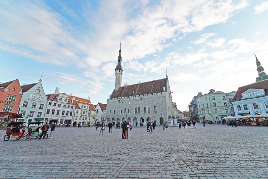 La Plaza del Ayuntamiento, uno de los lugares que visitar en Tallin (Estonia)