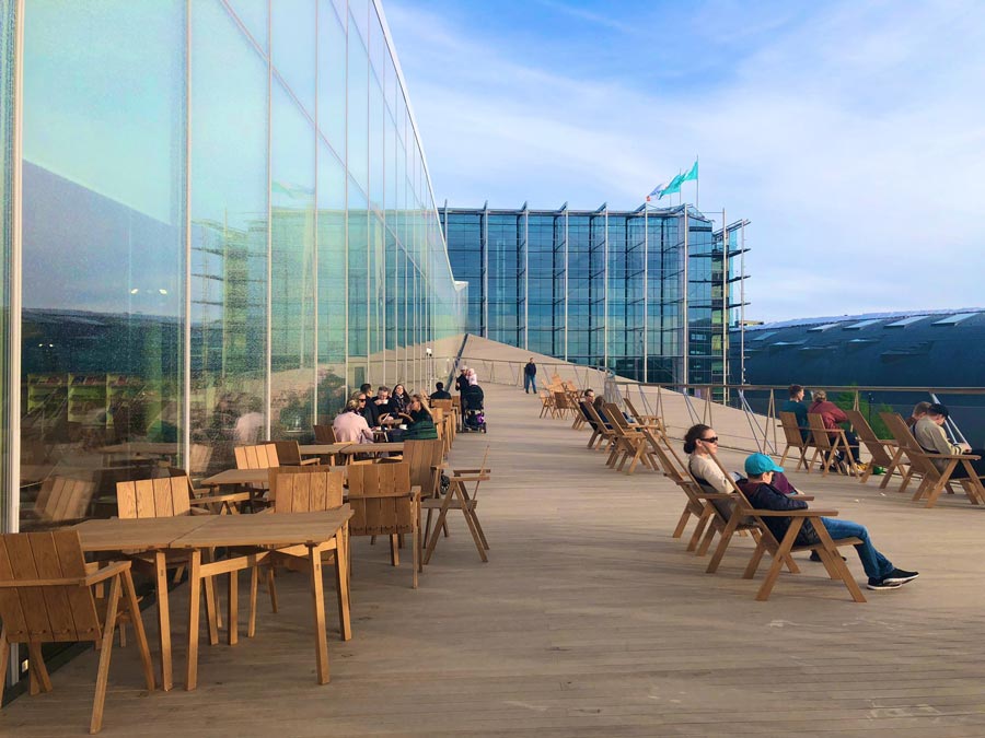 que ver en Helsinki, la terraza exterior de la Biblioteca Oodi