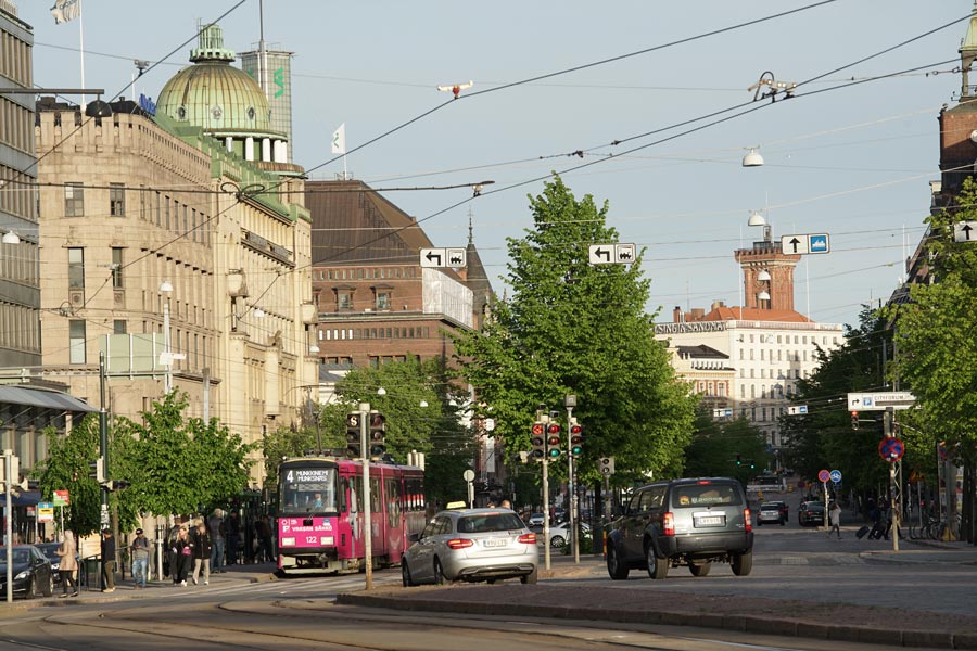 Lugares que ver en Helsinki: calle y tranvía en el centro de Helsinki