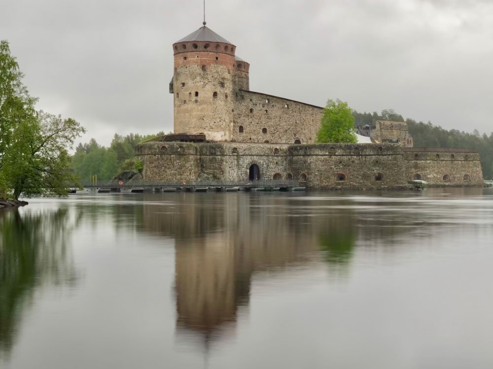 Castillo de Olavinlinna en la Región de los Mil Lagos de Finlandia