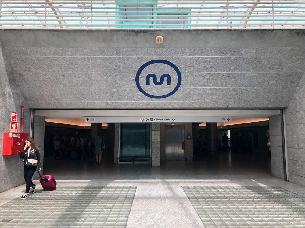 acceso estación de metro del aeropuerto de Oporto