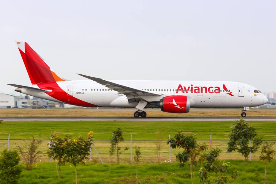 Avión de Avianca en pista en el aeropuerto El Dorado de Bogotá