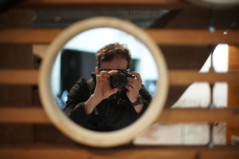 Iosu López reflejado en un espejo del Museo de Lusto de Finlandia