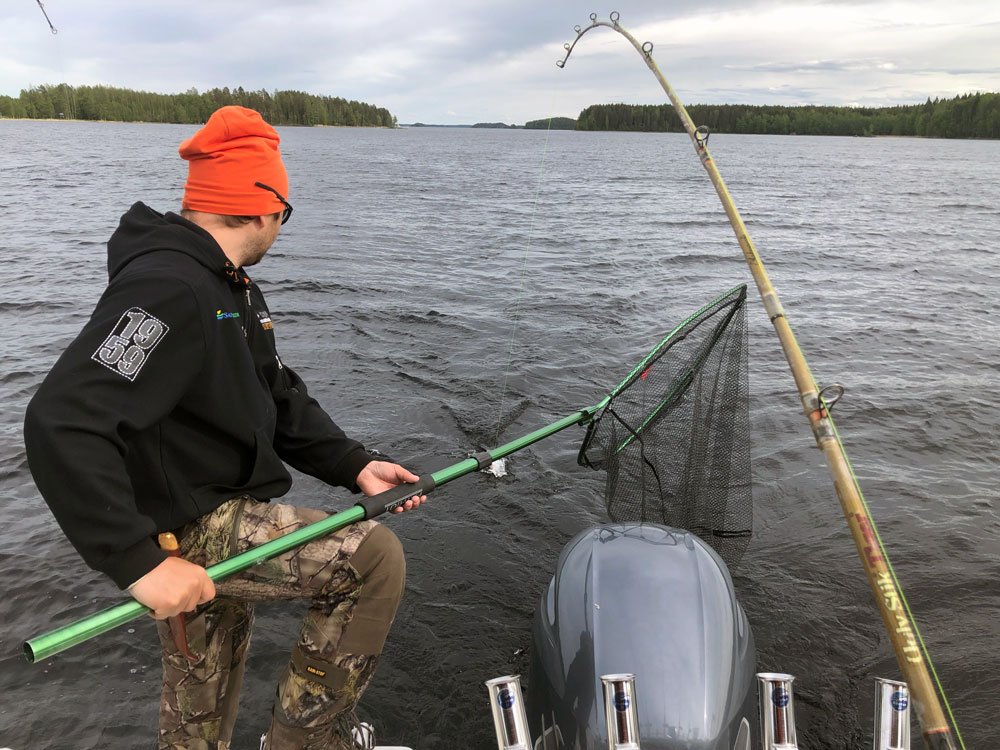 Pescador en el lago Saimaa de Finlandia