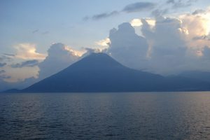 Lago Atitlán de Guatemala