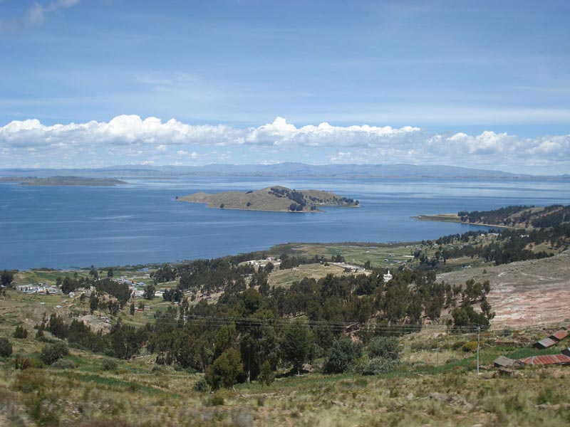 Panorámica del lago Titicaca en Perú