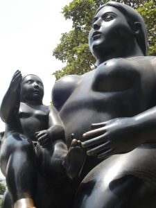 Escultura de la maternidad de Botero