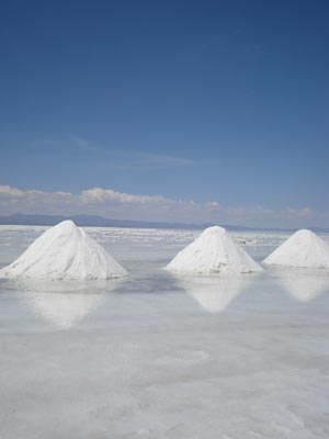Montones de sal en el Salar de Uyuni